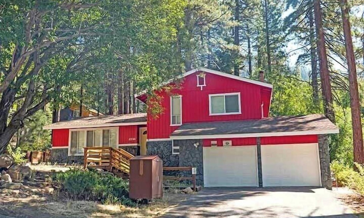 South Lake Tahoe House | Pet Friendly Home with 4 Bedrooms, Sleeping 8- Private Hot Tub, Blocks to Heavenly! 3826R~