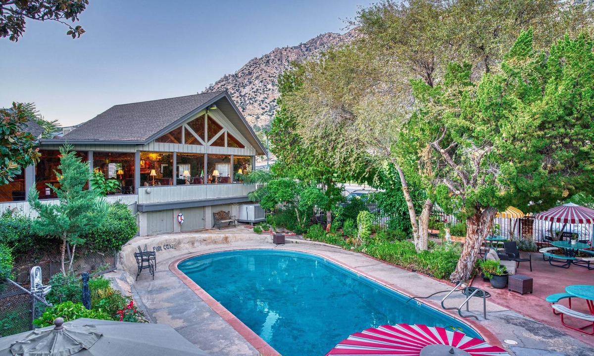 Kernville Hotel | Piazza's Pine Cone Inn