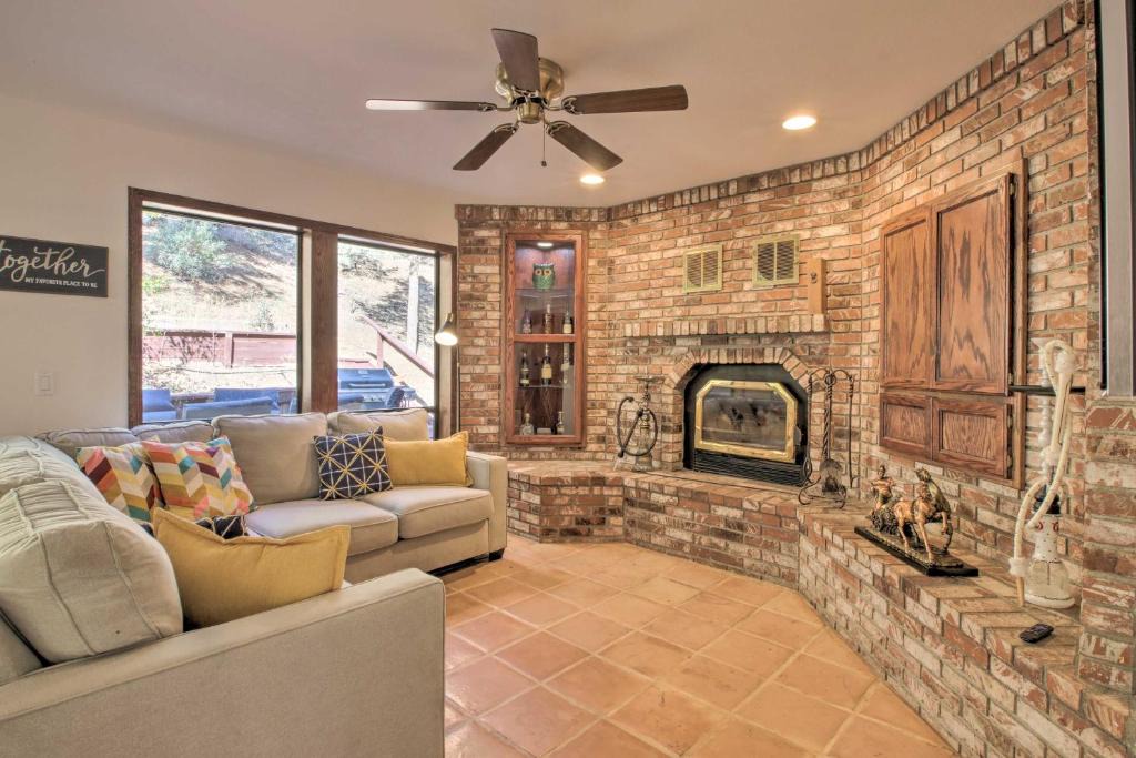 Pine Mountain Club House | Pine Mountain Club Getaway w/Foosball Table!