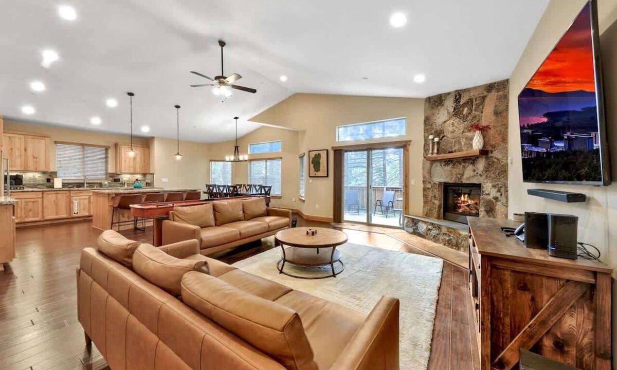 Pioneer Trail Cabin | Pine Valley Lodge: Air Conditioning, 8 Beds, Games, BBQ, Patio Furniture