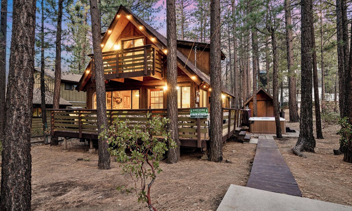 Summit Estates Cabin | PINESHIRE -Cozy 3-bedroom cabin in Big Bear Lake -WALK to Snow Summit -HOT TUB!