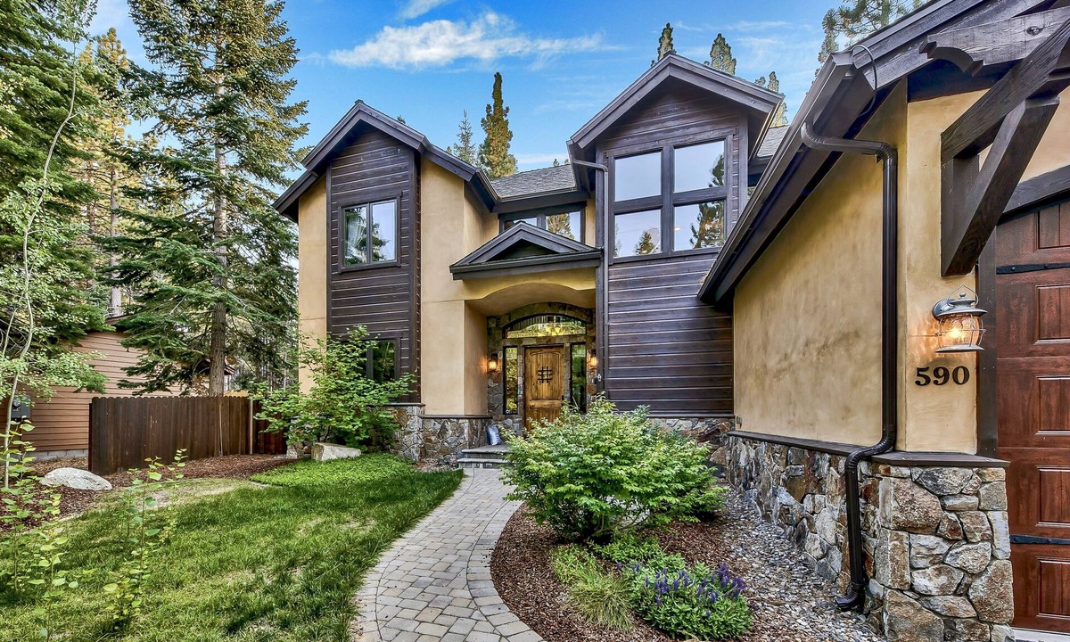 South Lake Tahoe House | Pinewood Paradise Retreat