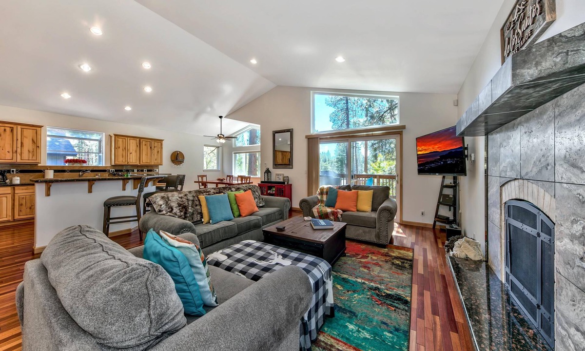 Rancho Bijou House | Pioneer Trl 3BR 2.5BA- 5 Mins to Ski, Beach
