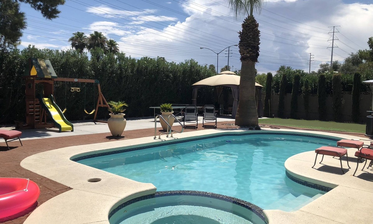 Las Vegas House | POOL/JACUZZI/HUGE FURNISHED BACKYARD/POOL TABLE/MINI GOLF/PLAY PLACE/PING PONG T