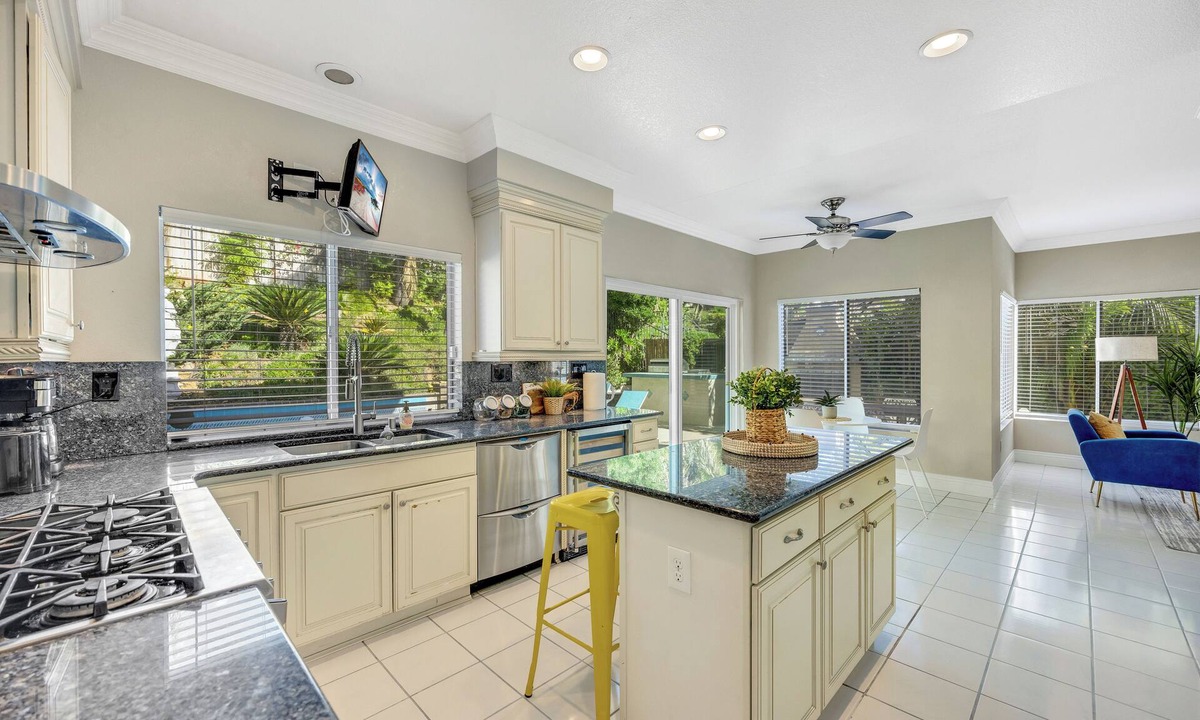 La Sierra House | Pool & Spa- An amazing house in the heart of Inland Empire- Disneyland 5/3 Home
