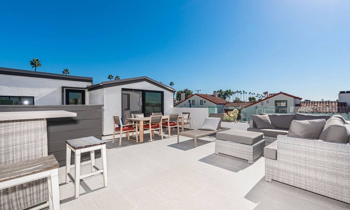 Corona del Mar Condo | Premier Coastal Elegance in Corona Del Mar | Expansive Rooftop Deck | Luxury Interior