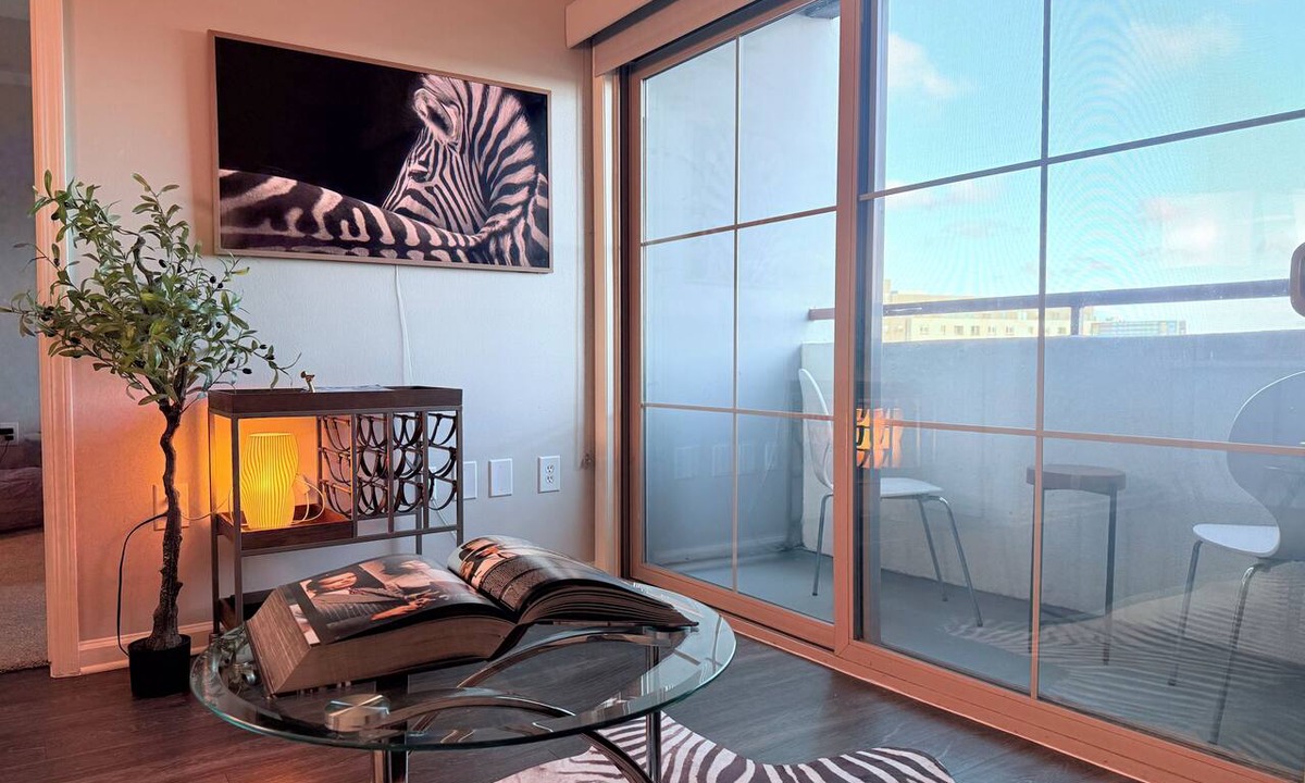 Beverly Hills Apartment | Prime Wilshire Blvd Residence - Pool,Gym