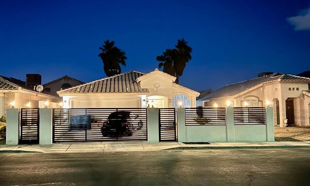 Las Vegas House | Private 2BR Home Near the Las Vegas Strip, Wi-Fi, Laundry and Parking.