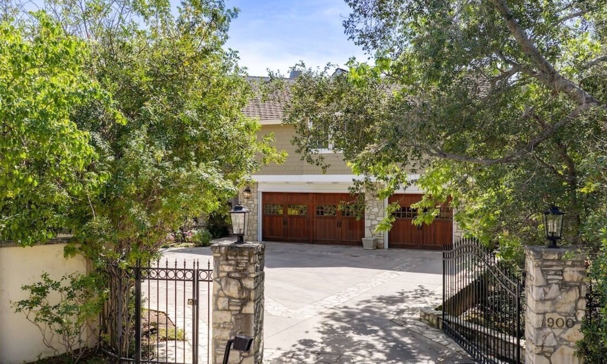 Brentwood House | Private Brentwood Retreat: Pool, Gym, and Views