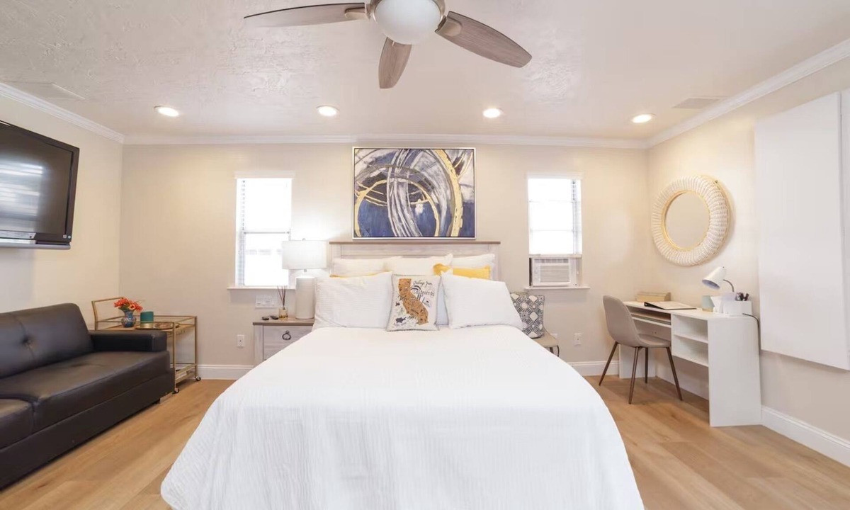 Fresno House | Private Master Suite/Courtyard in Prime NW Fresno