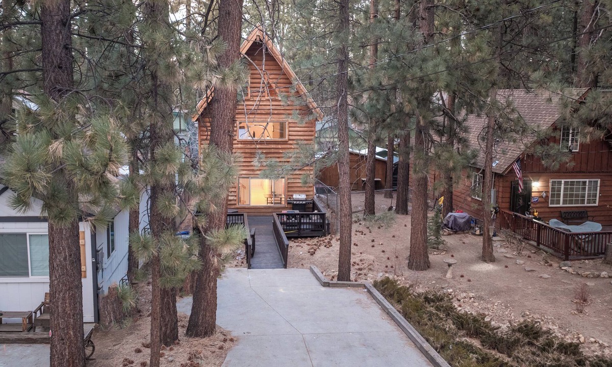 Big Bear Lake Ski Chalet | Private Sauna & Jacuzzi + BBQ Deck