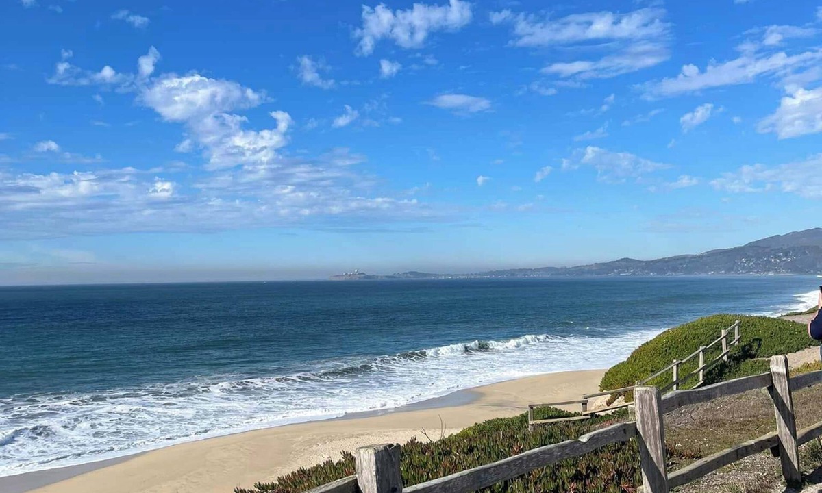 Half Moon Bay House | Quaint 3-bedroom house fenced yard firepit, WiFi HalfMoonBay 3 blocks from beach