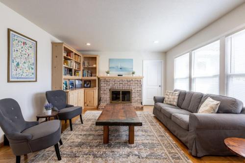 Palo Alto House | Quaint and Charming 4BR Tranquil Palo Alto Retreat