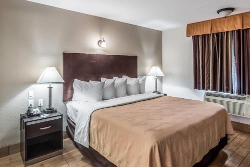 Oleander - Sunset Hotel | Quality Inn & Suites near Downtown Bakersfield