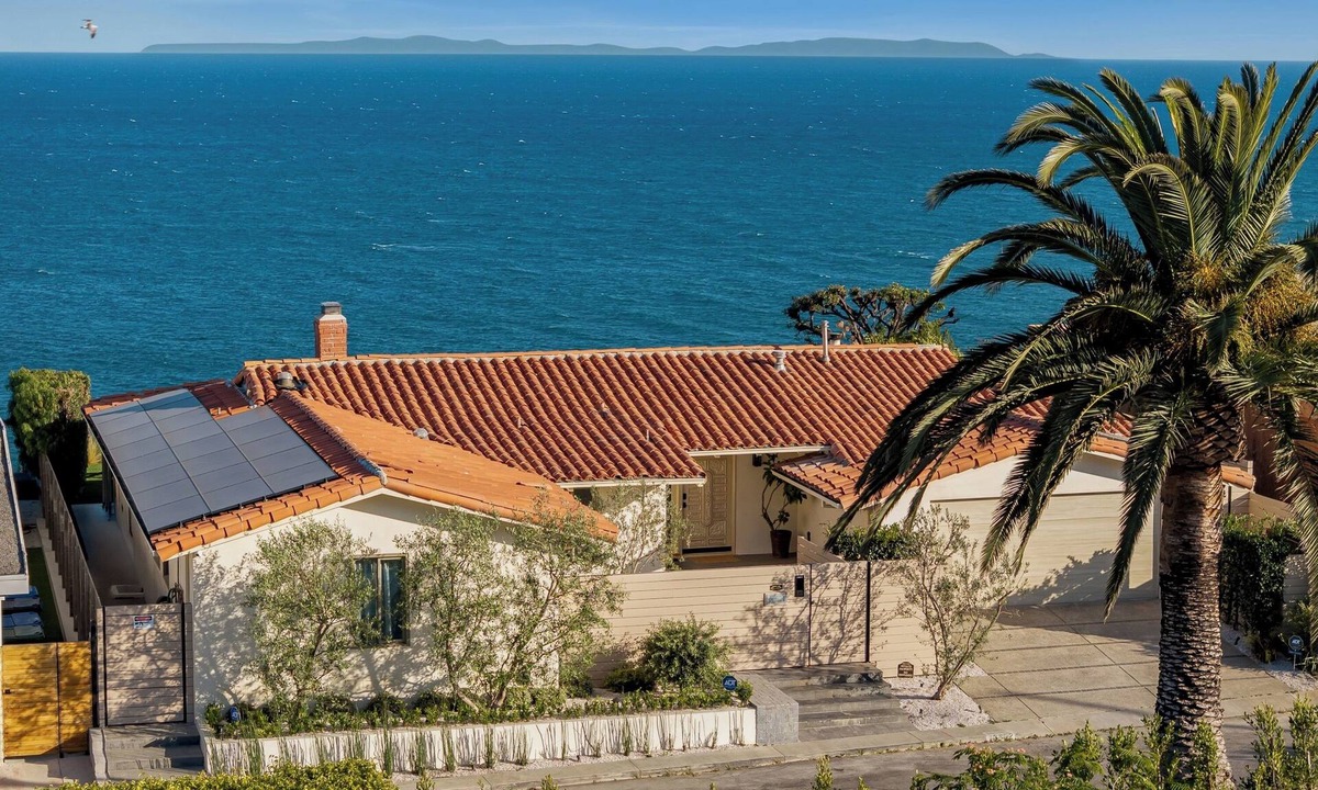 Malibu House | Queen’s Necklace Views, Hot Tub & Pizza Oven