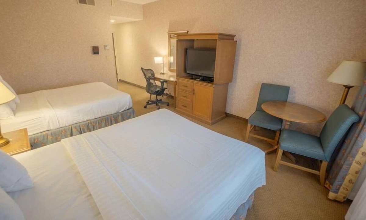 Raisin Hotel | Quick Access to Fresno Airport – Comfortable Stay with Shuttle & Parking