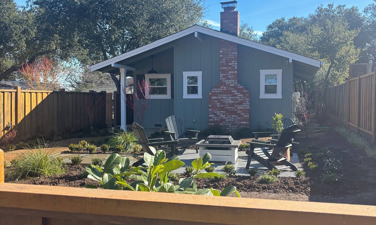 Country Club Cottage | Quiet Cottage Home in Los Altos