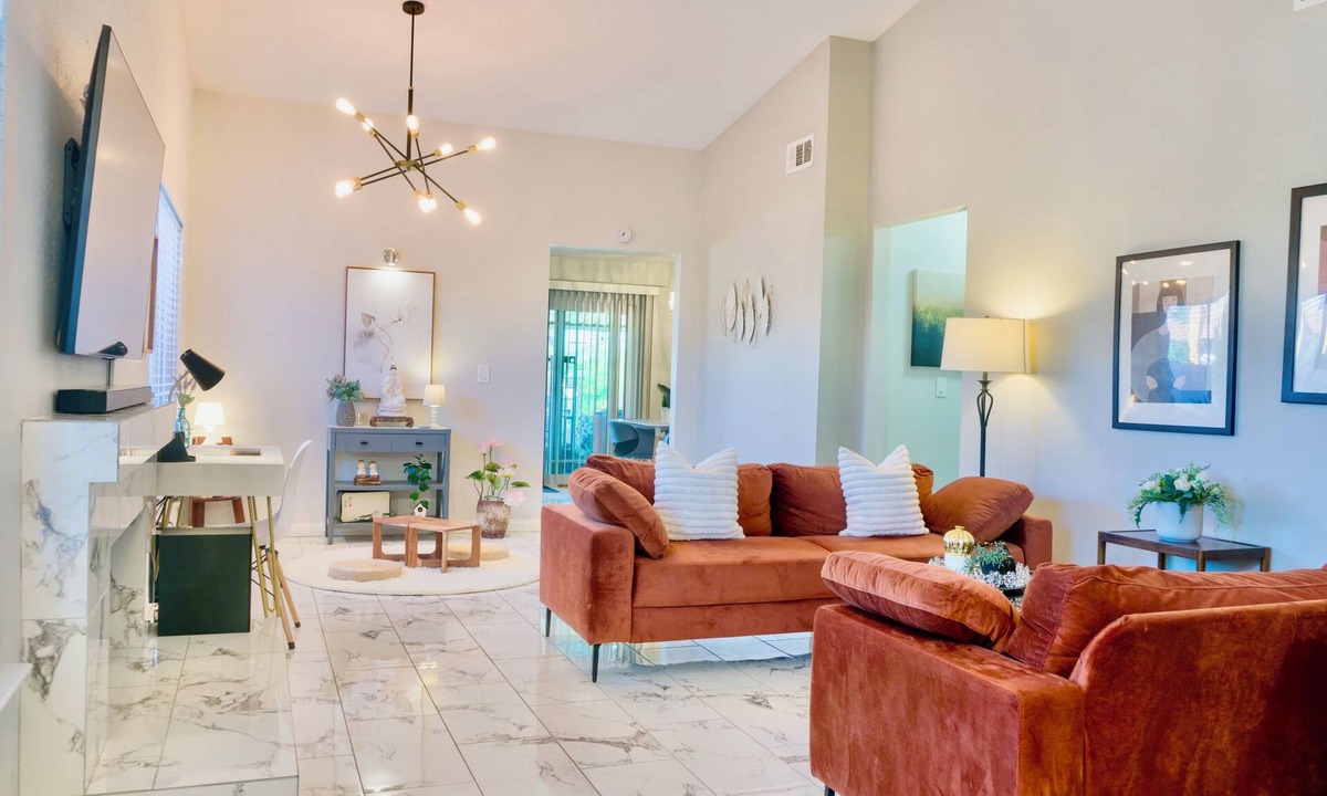 Las Vegas House | Quiet & Cozy 2BR in Heart of Vegas - 15 Mins to Strip & Downtown