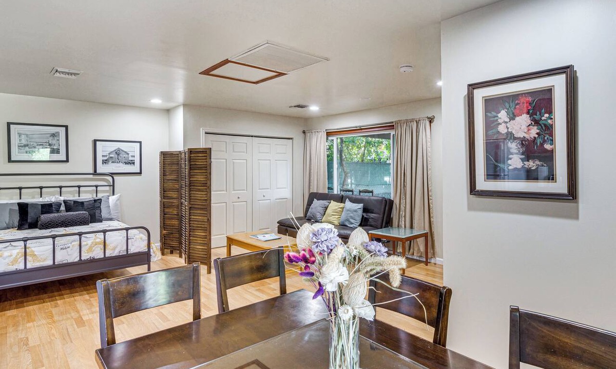 La Canada Flintridge Apartment | Quiet Patio! La Cañada Month-Long Studio