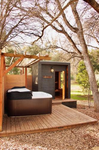 Three Rivers House | Quiet retreat - Hot tub & sauna in Three Rivers