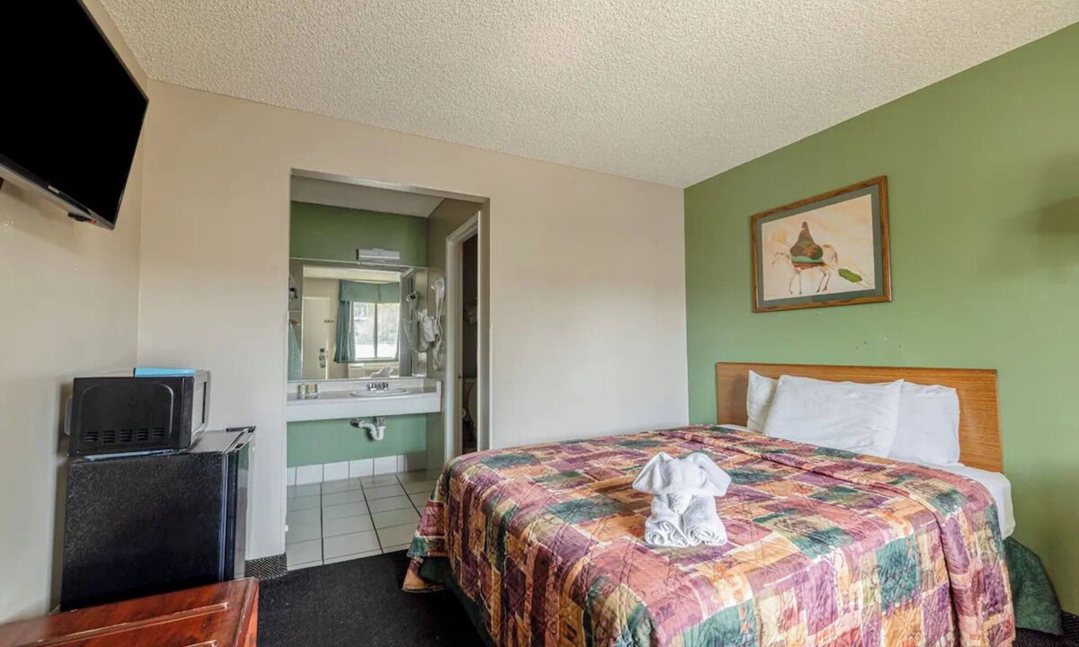Barstow Hotel | Quite One Queen Deluxe Room Near Route 66 Museum - Perfect for Tourist