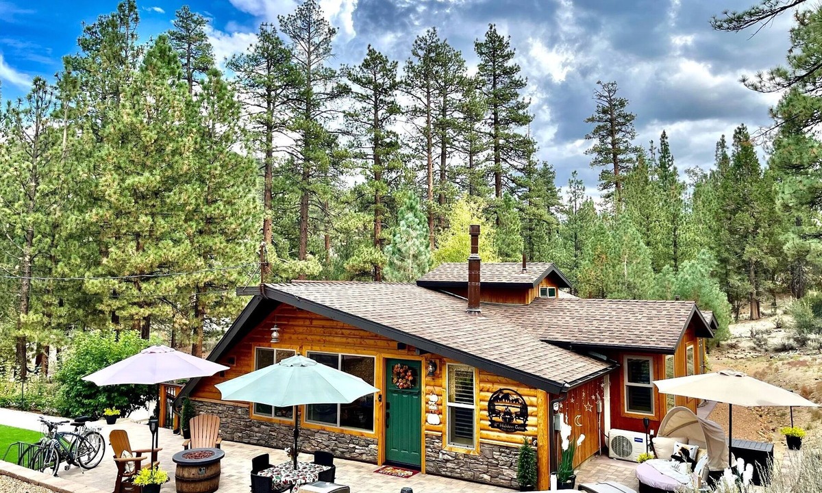 Big Bear Lake Cabin | “R” Hidden Gem💎CoZy&Romantic💋HotTub Hammocks Golf Bikes AC