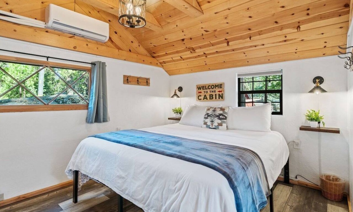 Shaver Lake Apartment | Raccoons Hallow is a cute studio apartment centrally located in the heart of Shaver Lake