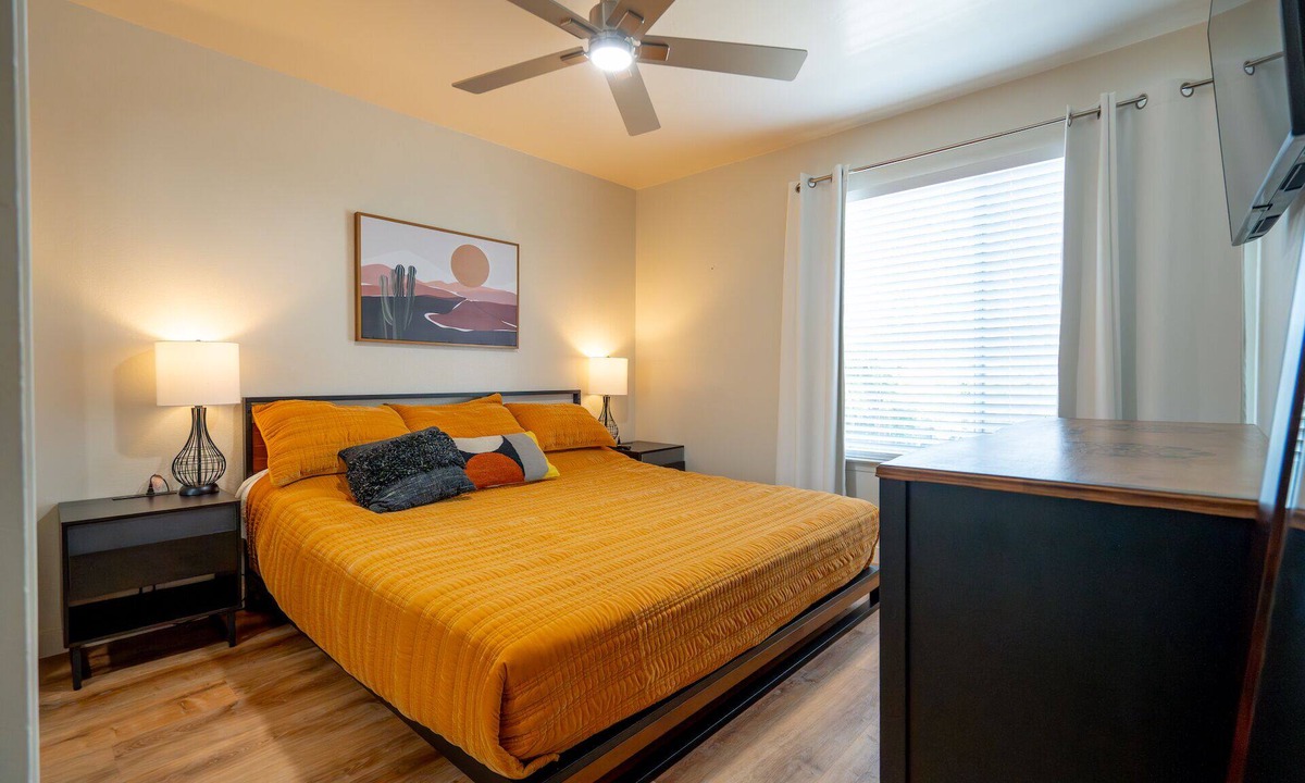 Railroad District House | Railroad Dist, 10 Walk to DT, 1 min Sally Loo's Sleeps 4/6 max, Pets & Parking