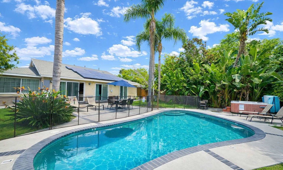 Southwest Anaheim House | Rainforest 4BR Pool Villa - Walk to Disneyland
