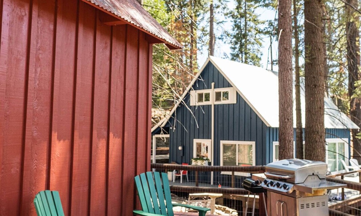 West Village House | Red House | Minutes to Shaver Lake!
