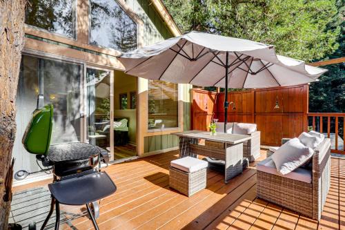Rio Nido House | Redwoods Escape w/Hot Tub: Near Russian River!