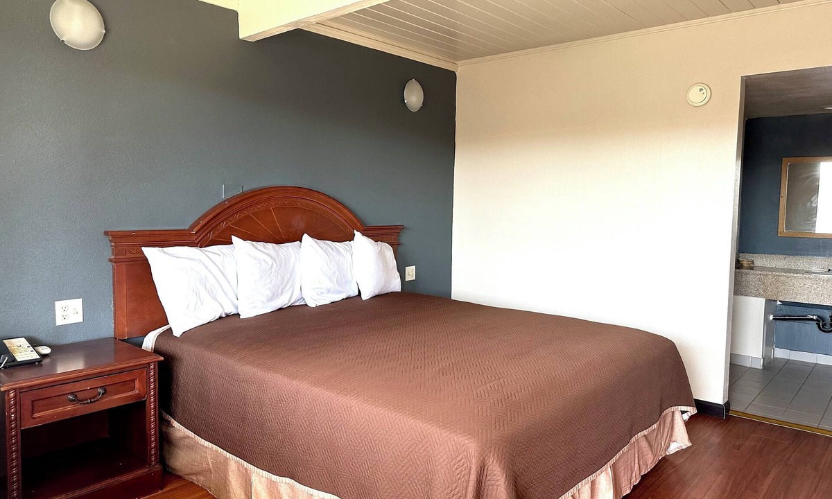 Raisin Hotel | Regency Inn Fresno