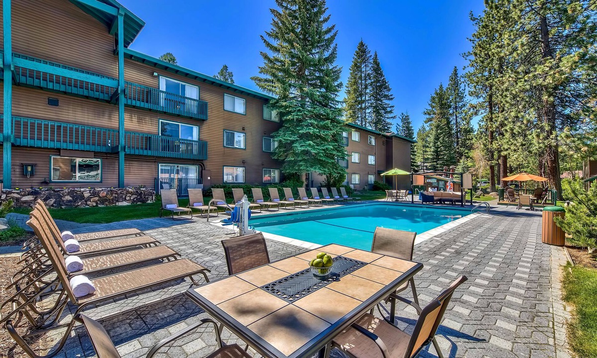South Lake Tahoe Hotel | Relax and Recharge! 2 Comfortable Units, Free Breakfast, Pets Allowed!