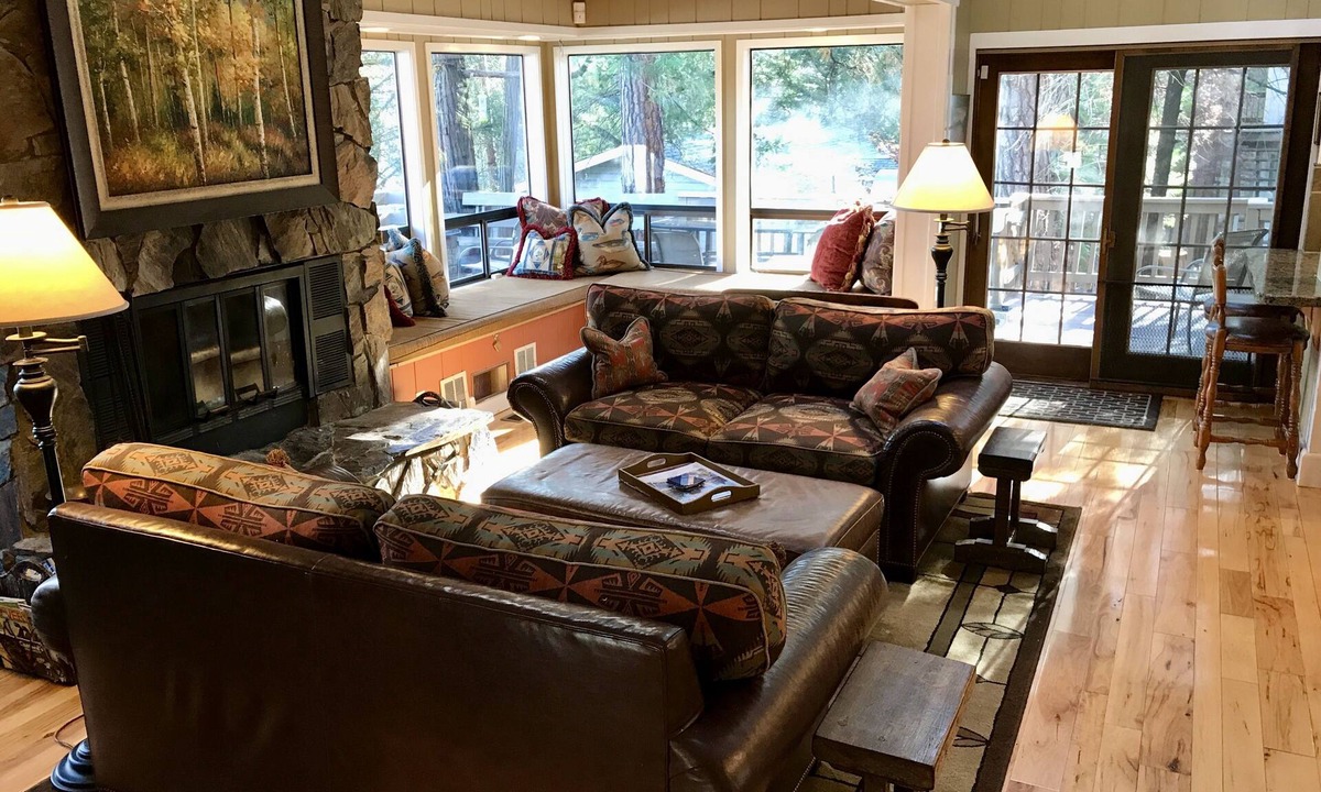 Groveland Cabin | Relax at Lake Front Luxury Lodge-Near Yosemite-Pool Table-Private Dock & Lake -3