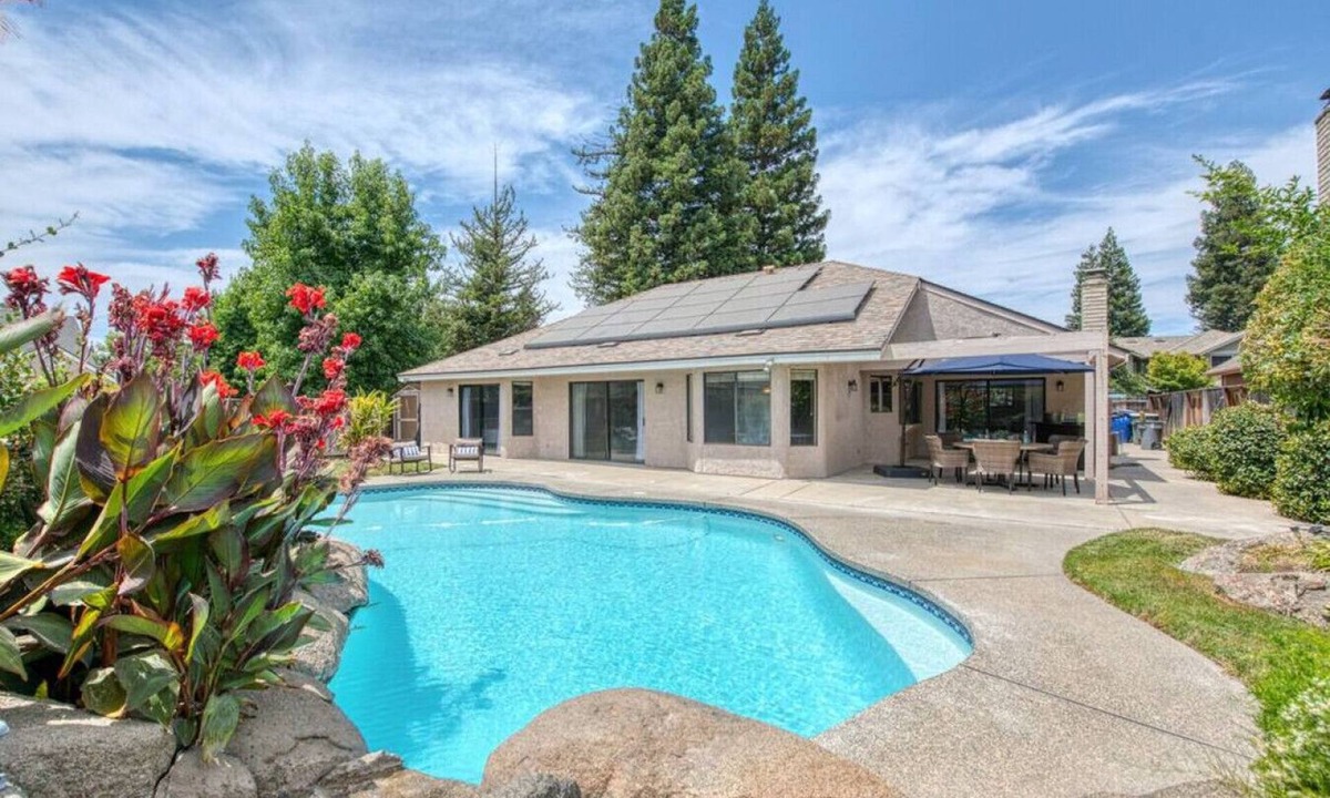 Raisin House | Relax by Private Pool Near Top Attractions