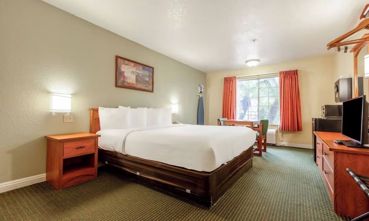 San Clemente Hotel | Relax in a King Bed Non-Smoking Room with Free Parking & Ocean Nearby