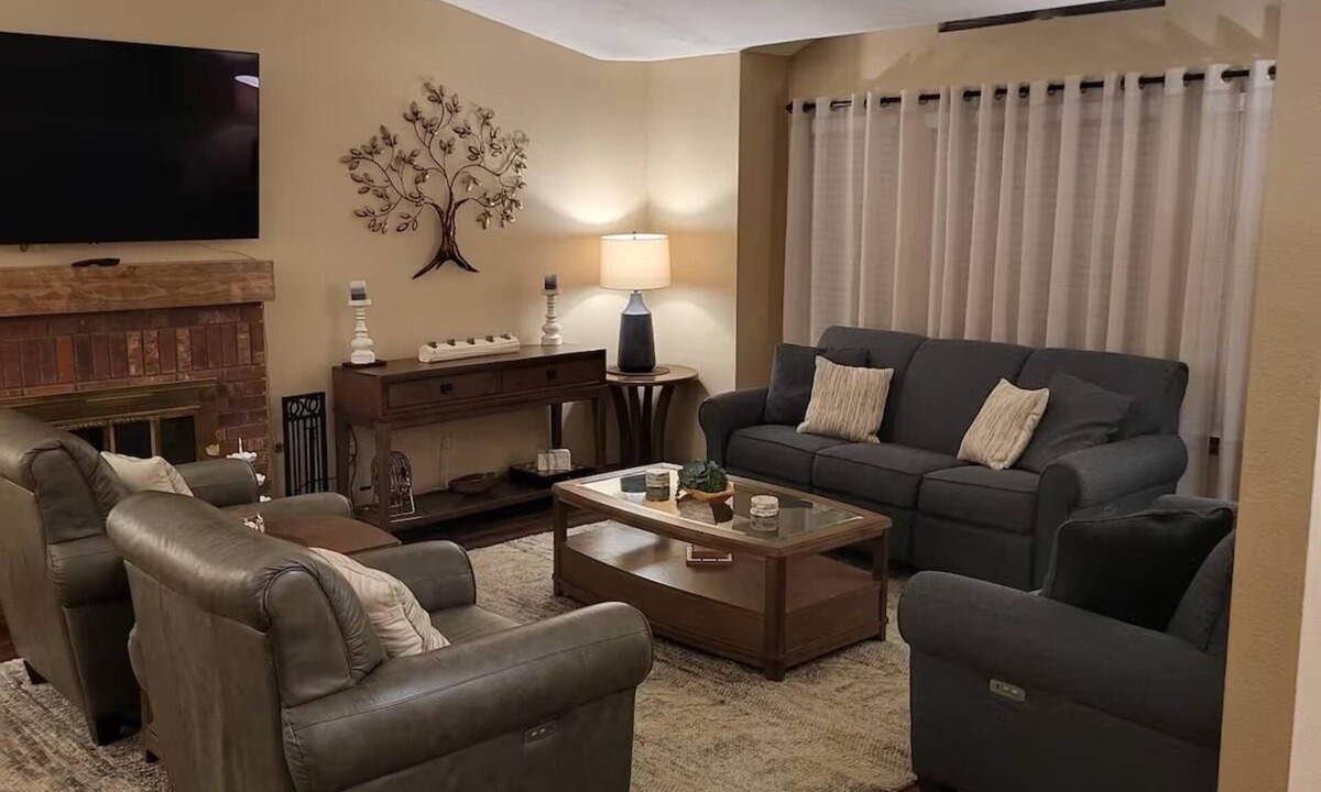 Porterville House | Relaxation meets comfort HERE at Redwood Inn