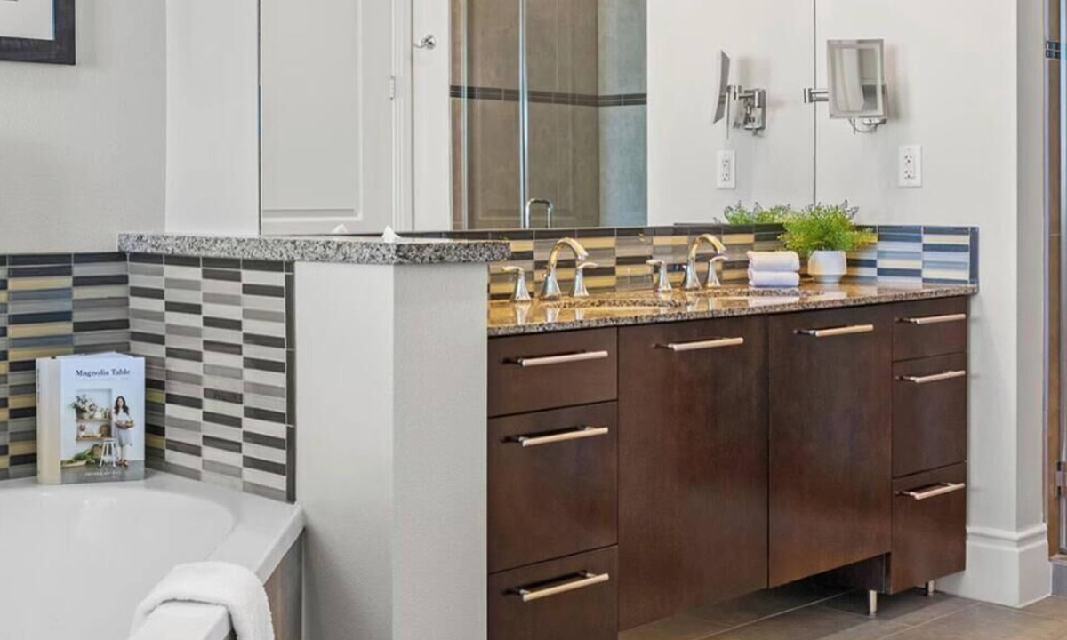 Las Vegas Resort | Relaxing 3-bedroom resort with AC in Las Vegas, Room Safe Washer/Dryer