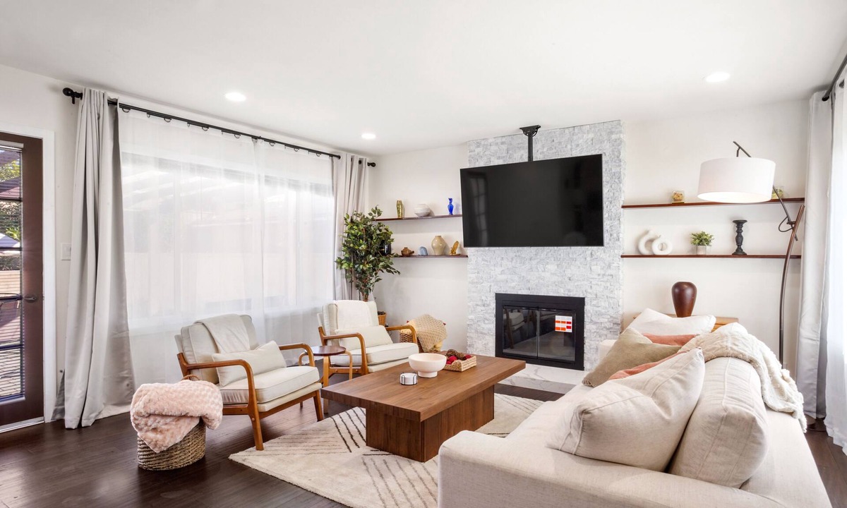 Los Angeles House | Relaxing House w/BBQ, Firepit, Laundry, Private Yard - near LAX, SoFi, Forum