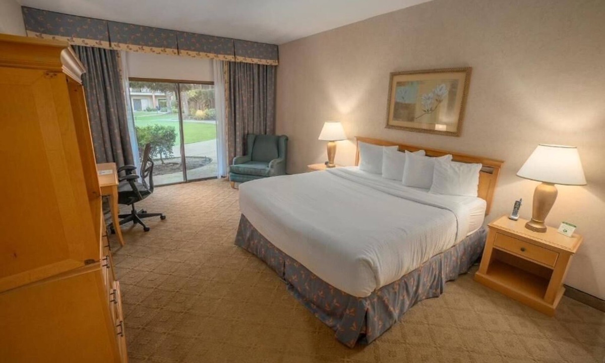 Raisin Hotel | Relaxing King Stay Near Forestiere Gardens & Fresno Airport! Gym Access