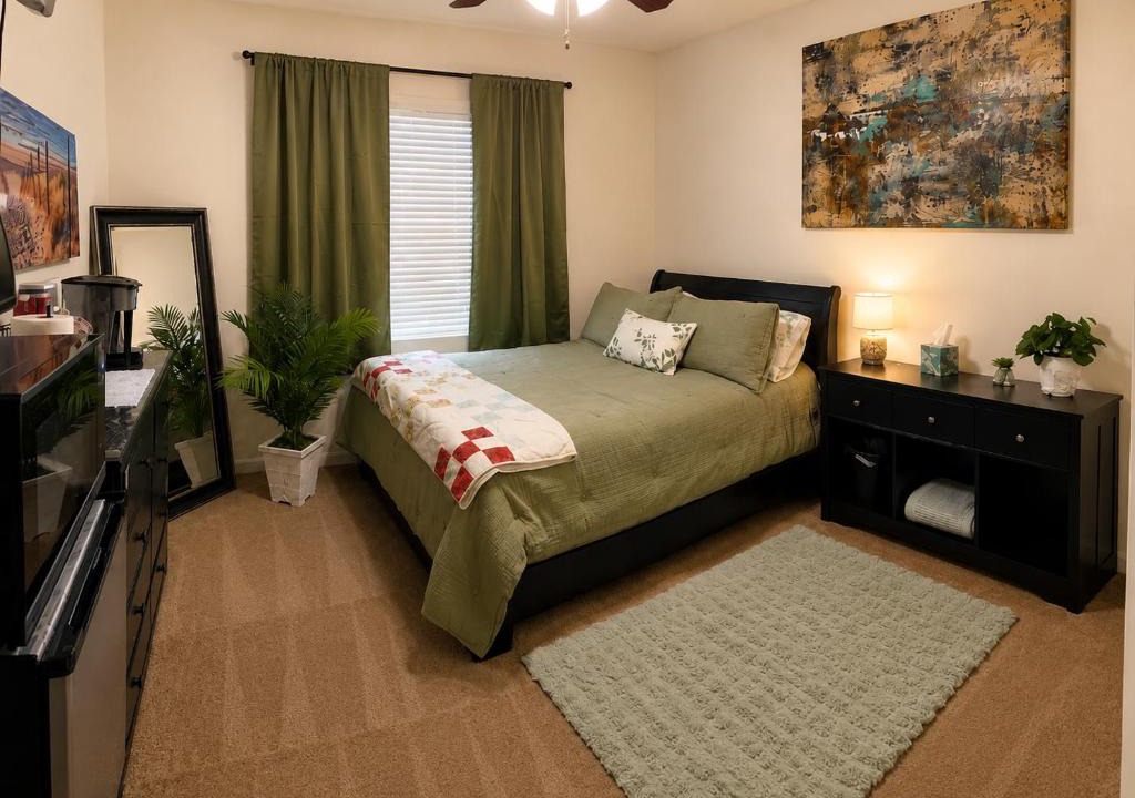Tracy House | Relaxing Queen Suite with Private Bathroom