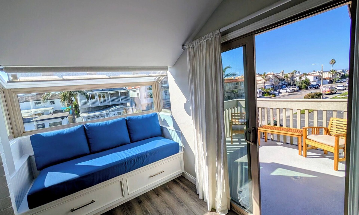 Hollywood Beach Apartment | Remodeled Beach Gem: 1 Block to Sand, Pool, Jacuzzi