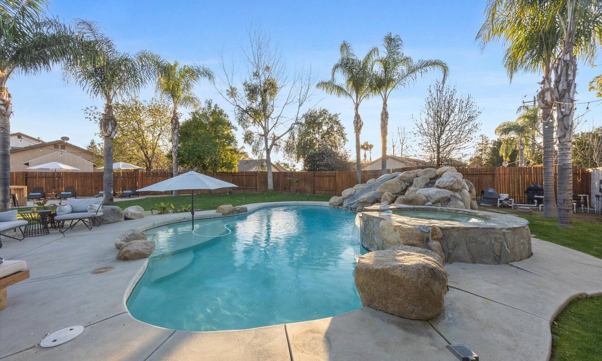 Greenacres House | Resort Style House -pool-office-gym in the Northwest of the city.