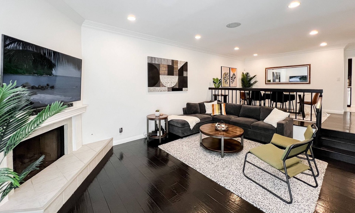 Warner Center House | Resort style living in spacious modern townhome in Woodland Hills