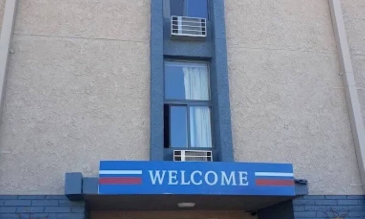 Lake Havasu City Hotel | Restful Room w/Kitchenette & Free Parking, Near London Bridge & Windsor Beach