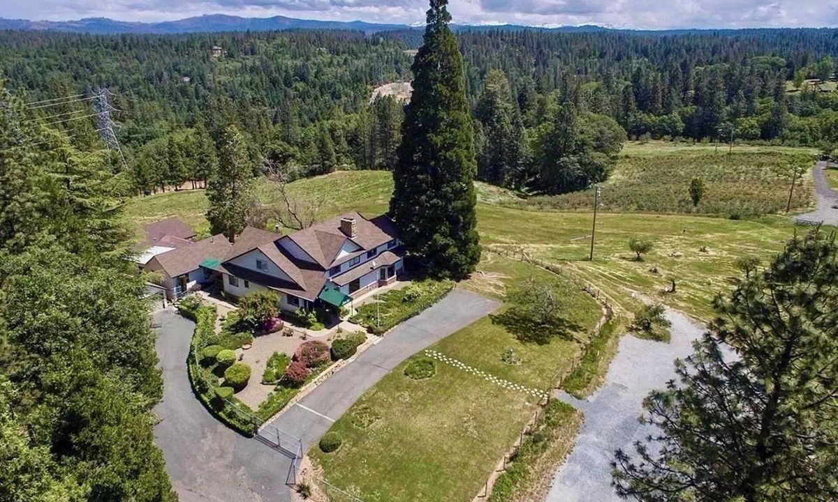 Apple Hill House | Retreat - Heart of Apple Hill 5-bedroom farmhouse in Camino