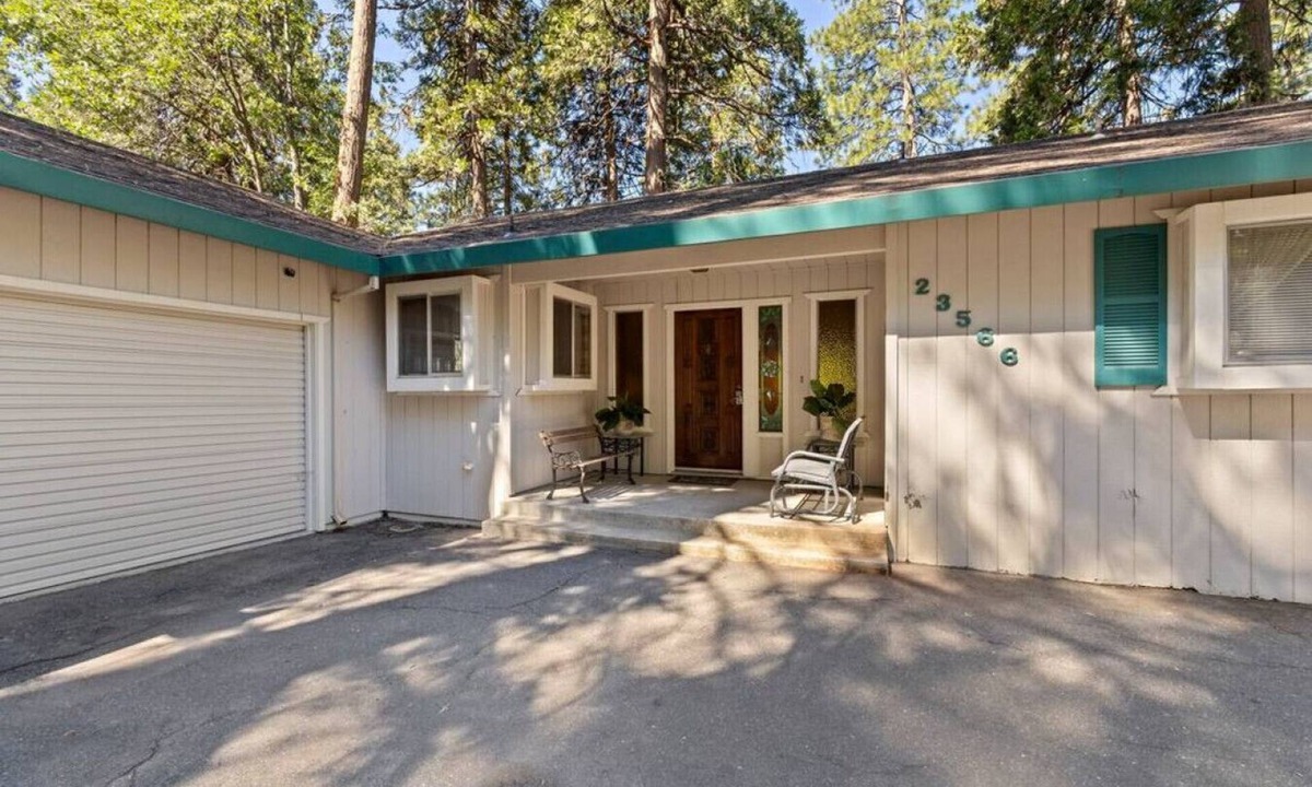 Twain Harte Cabin | Retro Family Cabin in Twain Harte | AC & Bunk Room