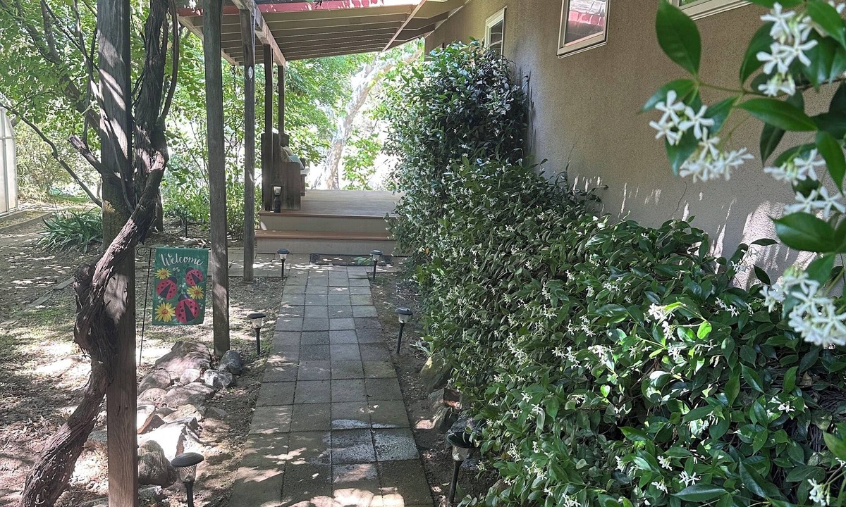 Three Rivers House | Riverfront Home near Sequoia National Park with EV charger.