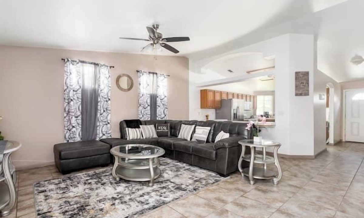 Greenacres House | Rollingbay · Luxury 4BR Getaway Jacuzzi Tub, Pool Table & 70”TV