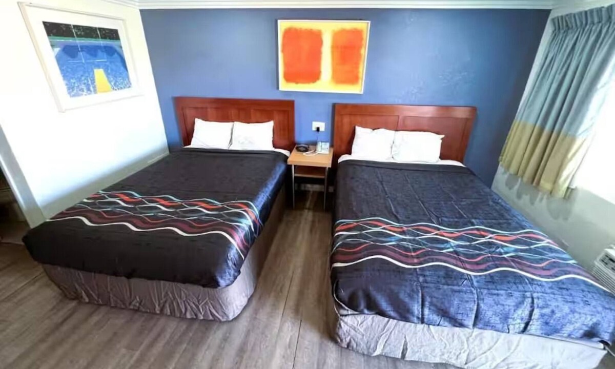 Ridgecrest Hotel | Room w/2 Queens + Kitchenette, Perfect for Extended Stays – Central Ridgecrest